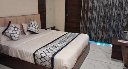 HOTEL ABU INN ABU ROAD Room Type - Deluxe Front Side Window