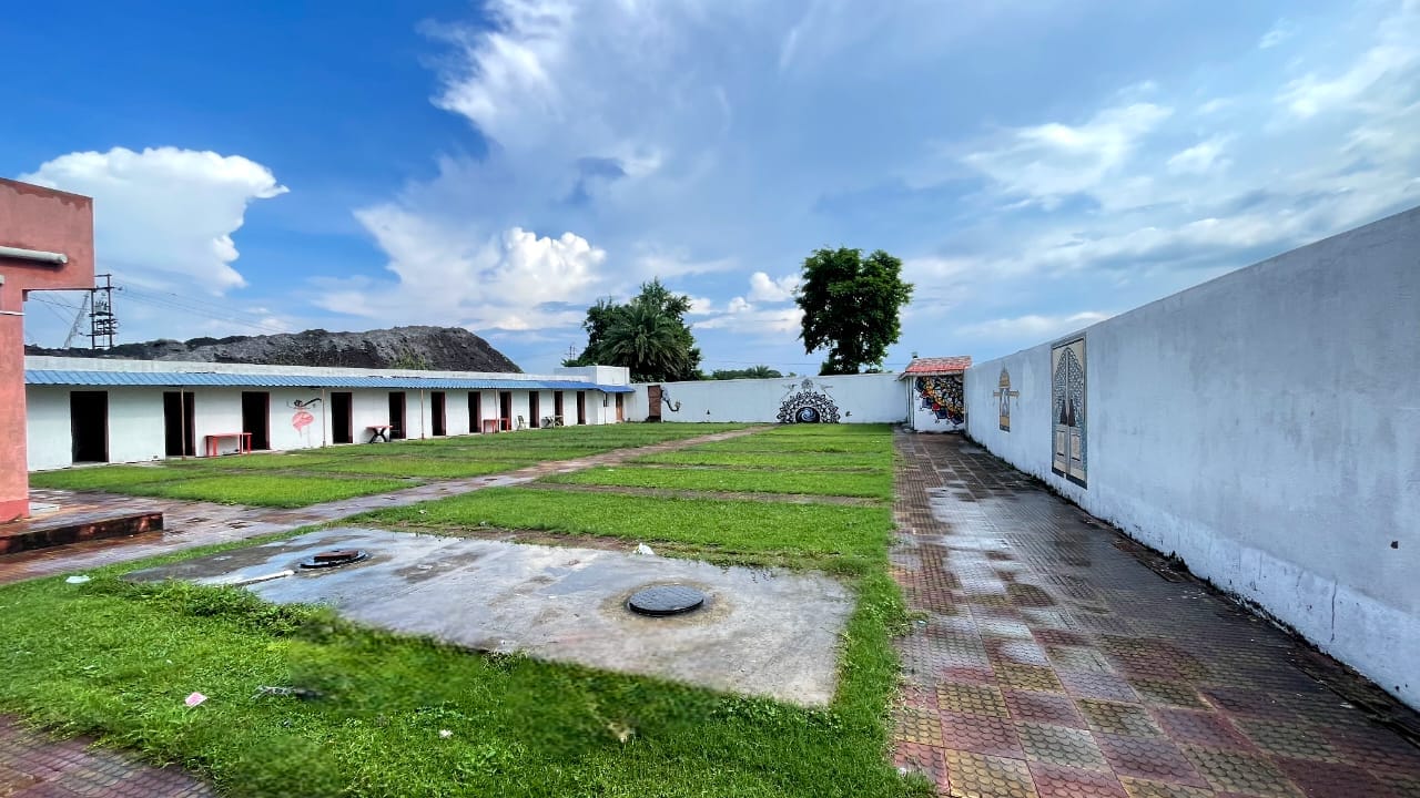 R L Palace - Tap to explore photos