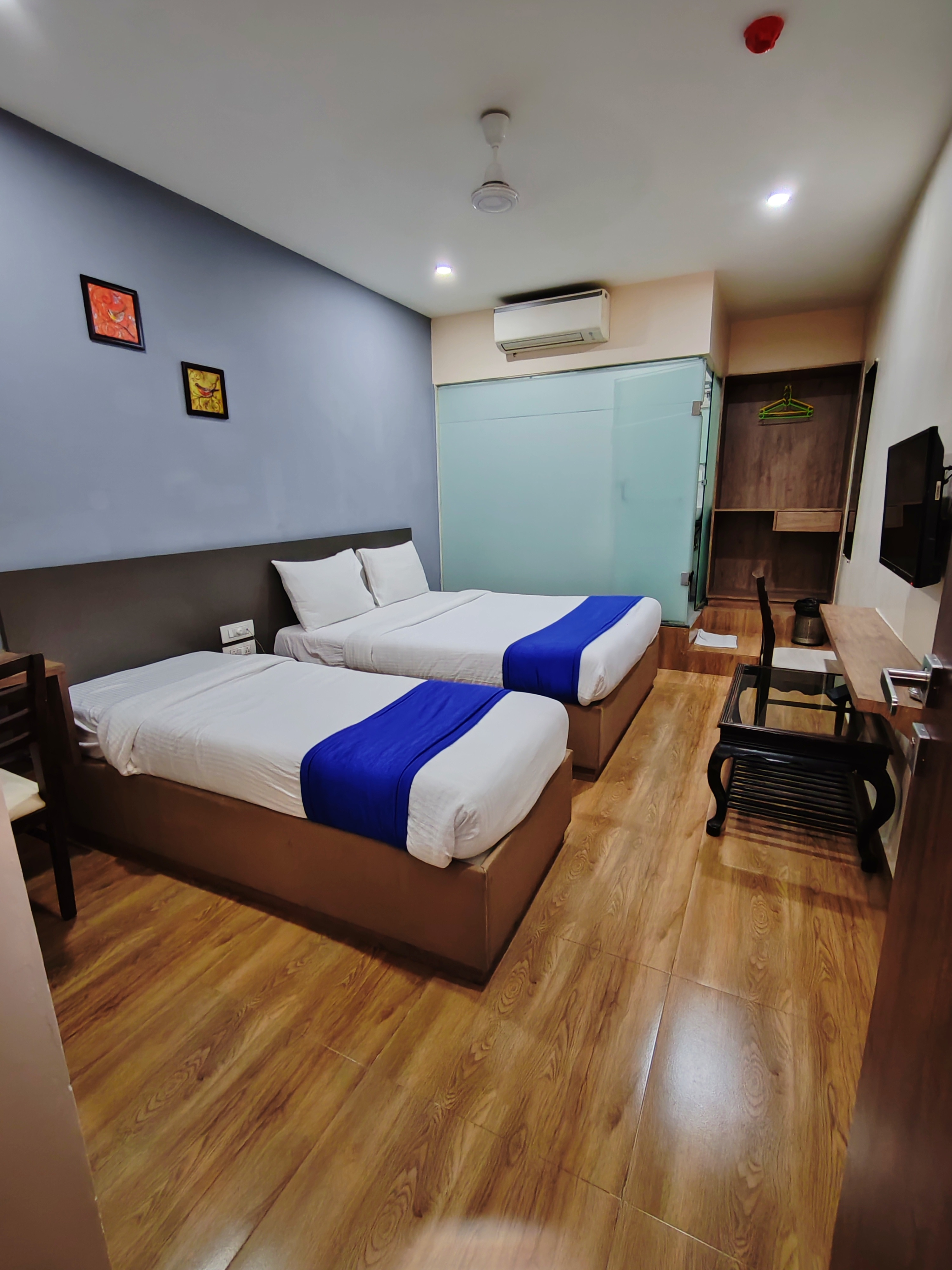 Hotel Ocean Suites - Tap to explore photos