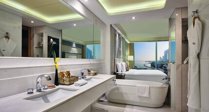 Crowne Plaza SUZHOU Room Type - 1 King Premium Jinji Lake View