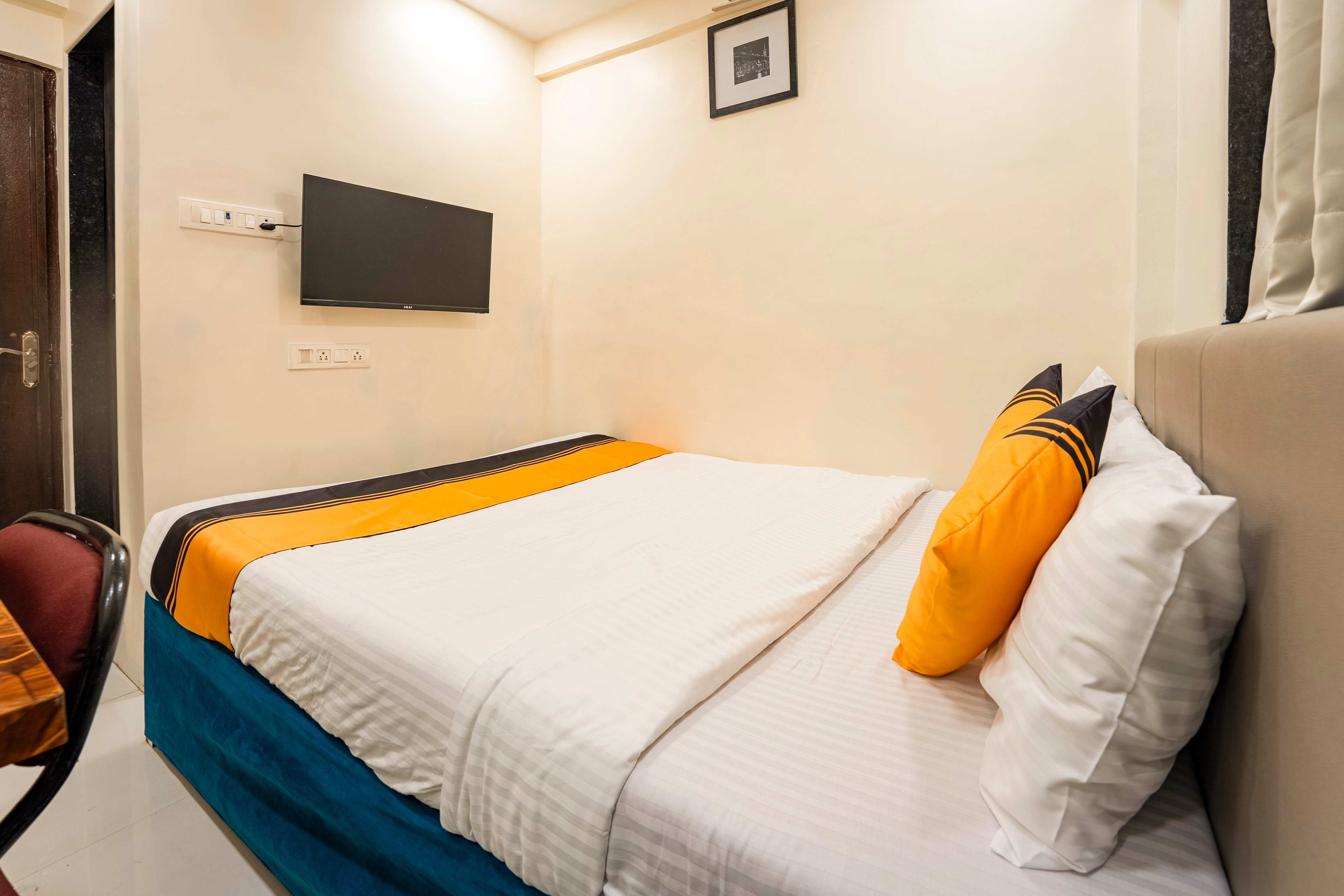 Itsy Hotels Bindra Elite - Tap to explore photos