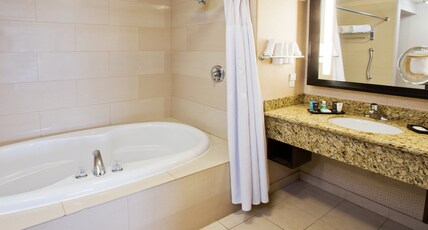 Crowne Plaza ANCHORAGE-MIDTOWN Room Type - 1 Bedroom Suite