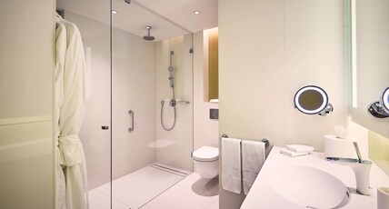 Hilton Amsterdam Airport Schiphol Room Type - KING DLX CORNER RM AIRPORT