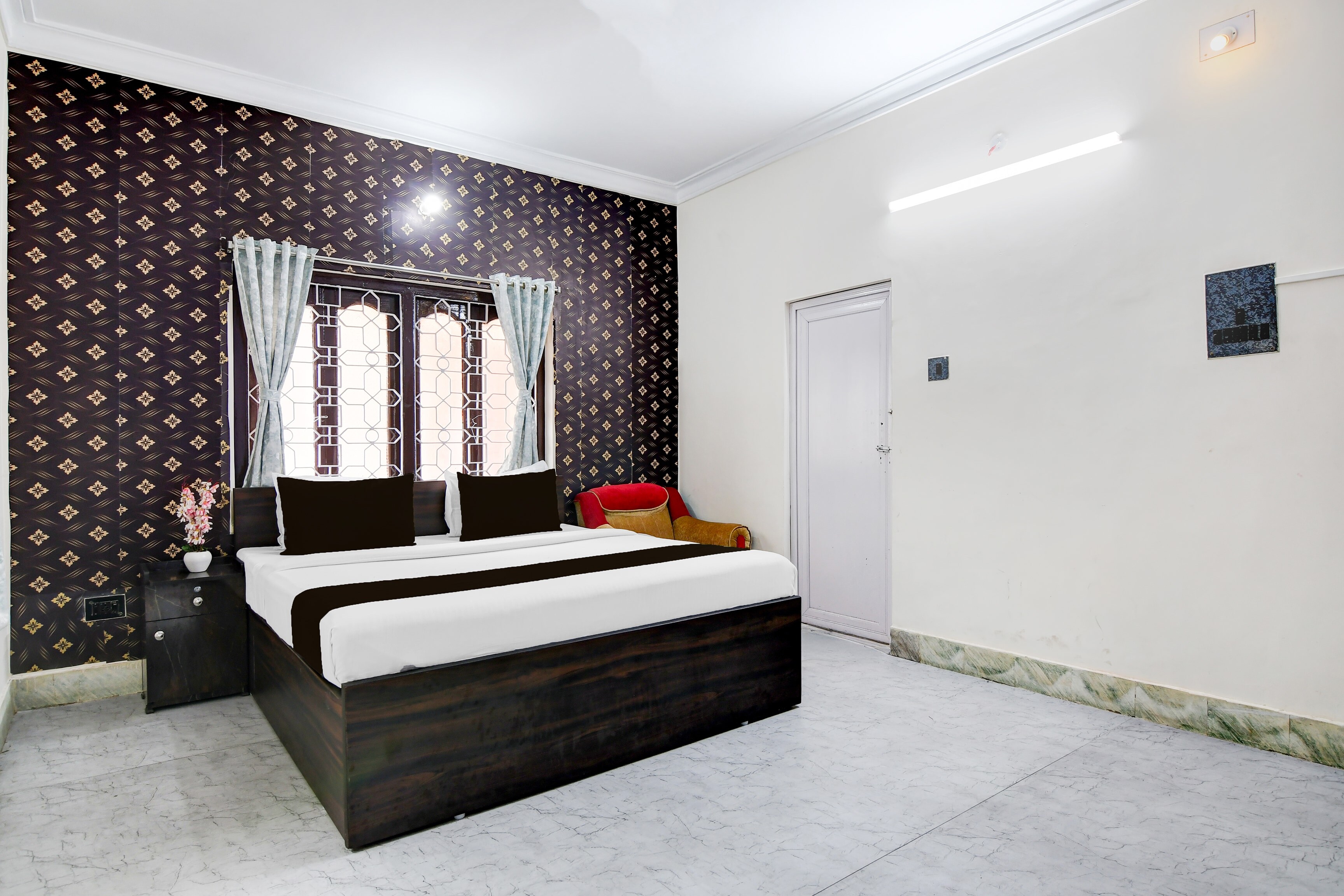 Hotel O Smriti Stay GD park - Tap to explore photos