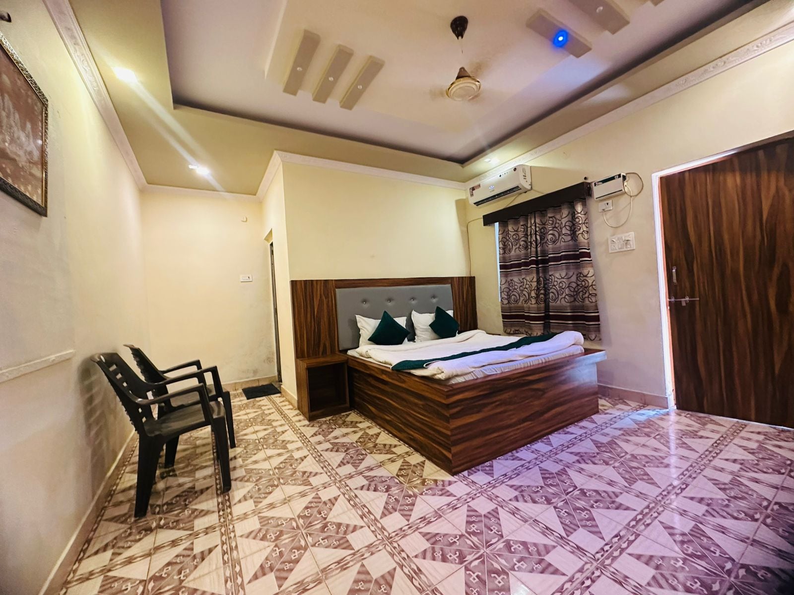 Goa Holiday Resort - Tap to explore photos