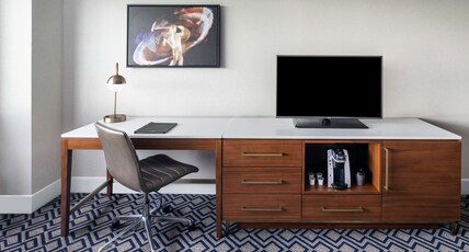 Hilton Chicago/Oak Brook Hills Resort & Conference Center Room Type - 1 KING BED