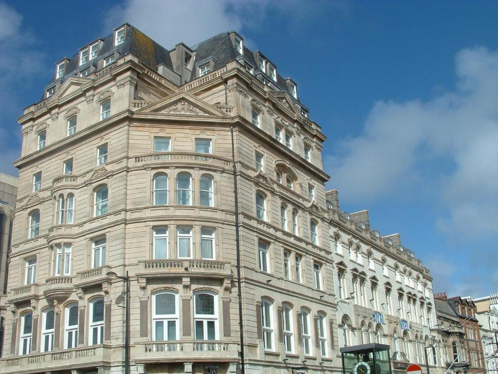 Royal Hotel Cardiff by Belvilla - Tap to explore photos