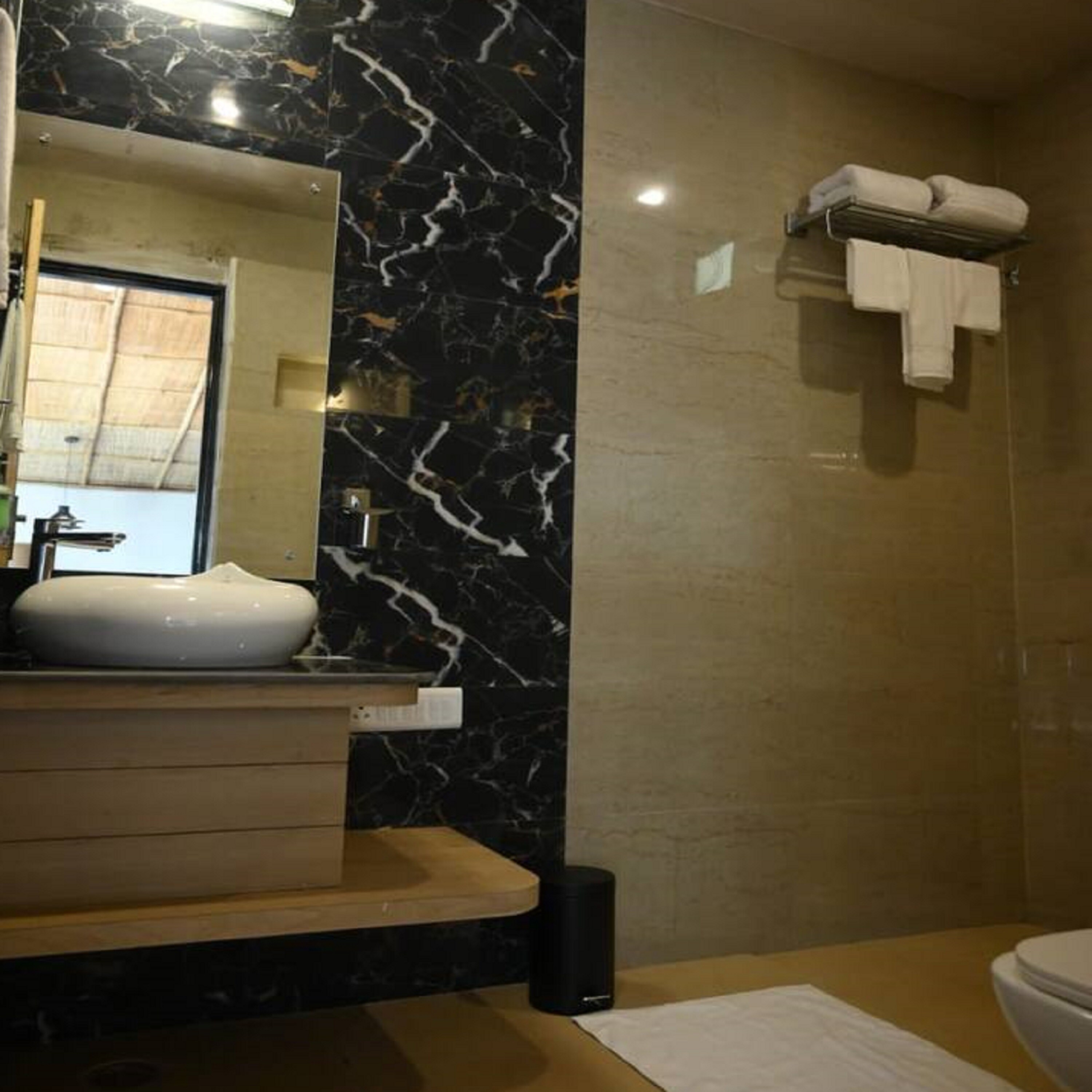 Boutique Cottage in Lansdown - Tap to explore photos