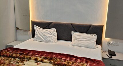 Bam Bam Palace | Near Kashi Vishwanath Room Type - Double bed AC room