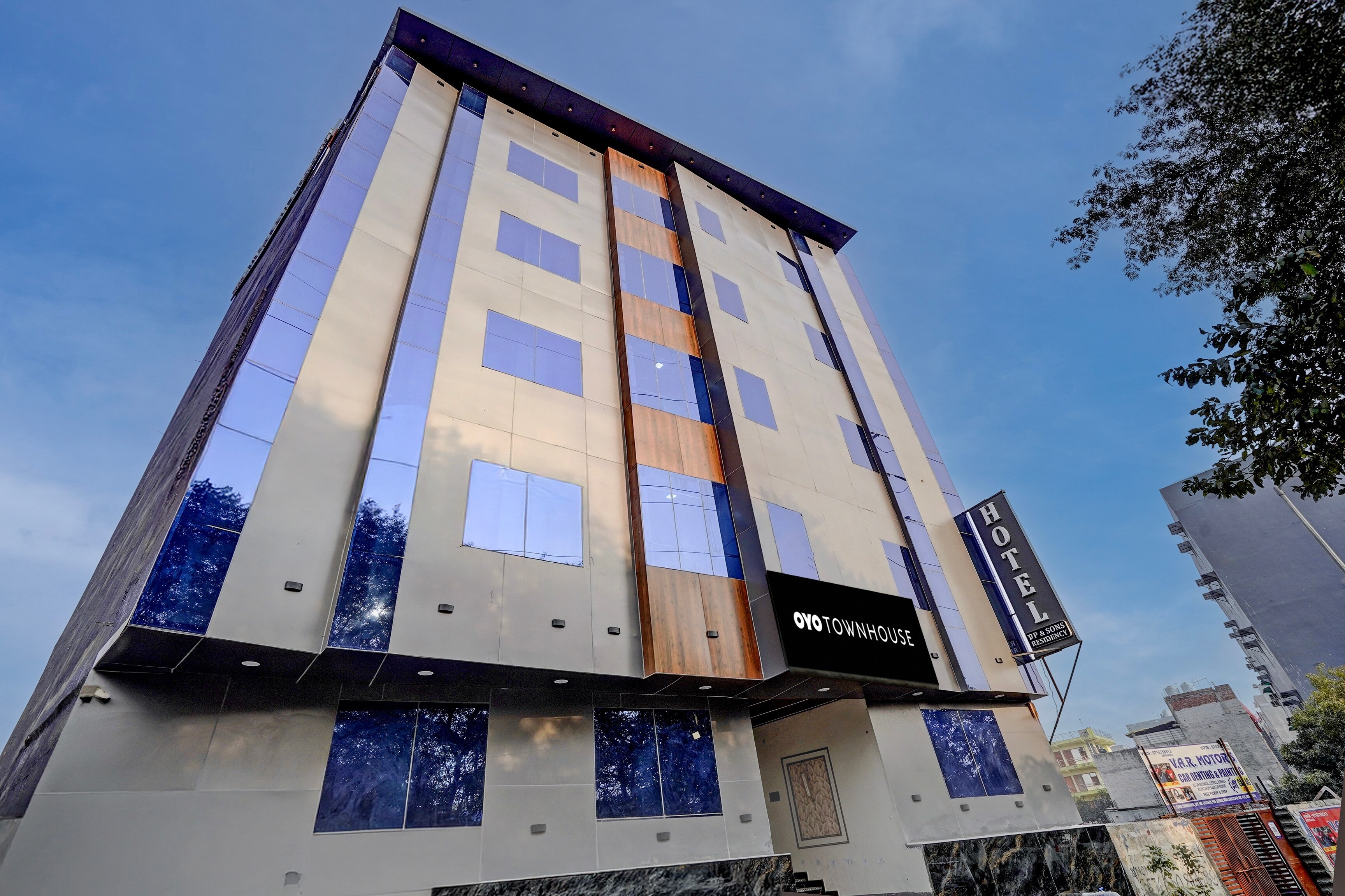 Super Townhouse Tuessday Suites Nearst Mr Bhatura Bala Sector 122 - Tap to explore photos