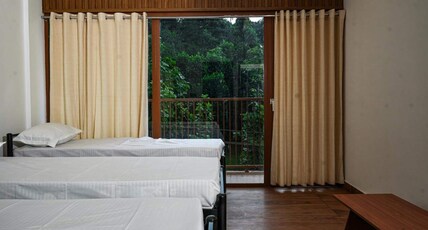Athidhi Comfort E Premium Hostel Bed & Breakfast Room Type - Bedroom E4