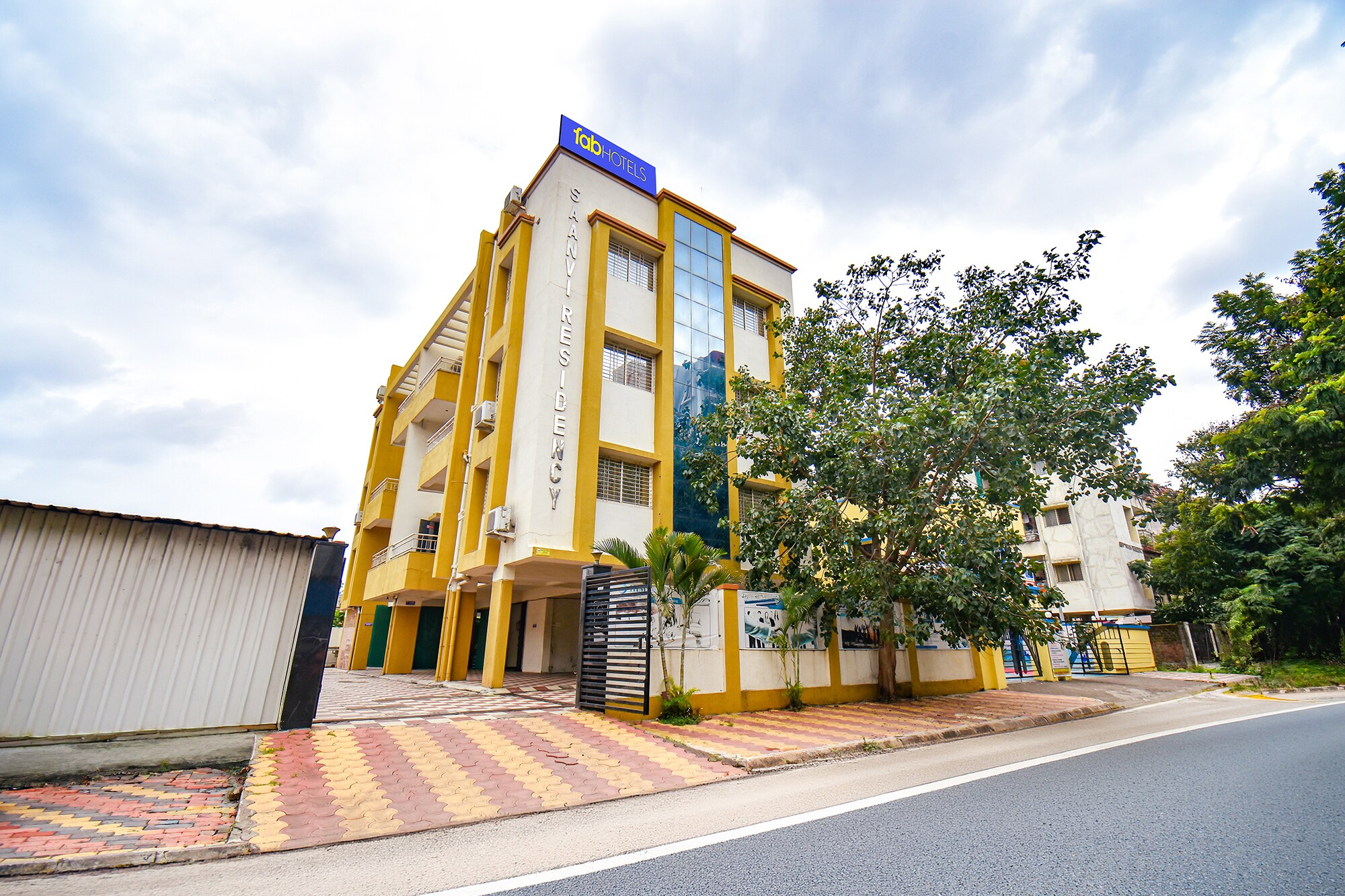 FabHotel Himalay Guest House Saanvi Residency - Tap to explore photos