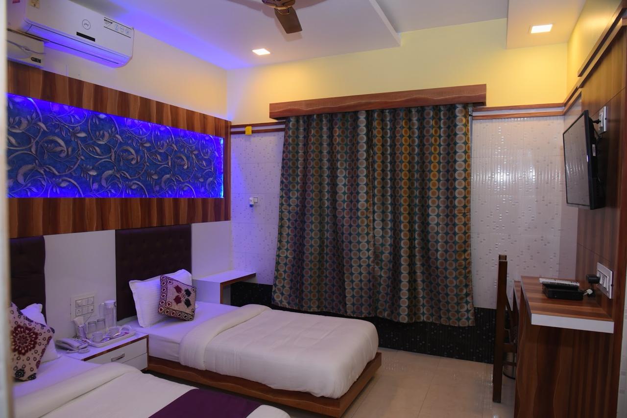 Hotel Royal Inn Lodging - Tap to explore photos