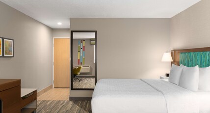 Hampton Inn by Hilton Spokane Room Type - STANDARD KING WITH SOFABED
