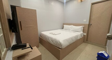 HOTEL ROYAL KING Near Express Avenue Mall, EA Chambers, Australian Consulate Room Type - Deluxe Double AC Room