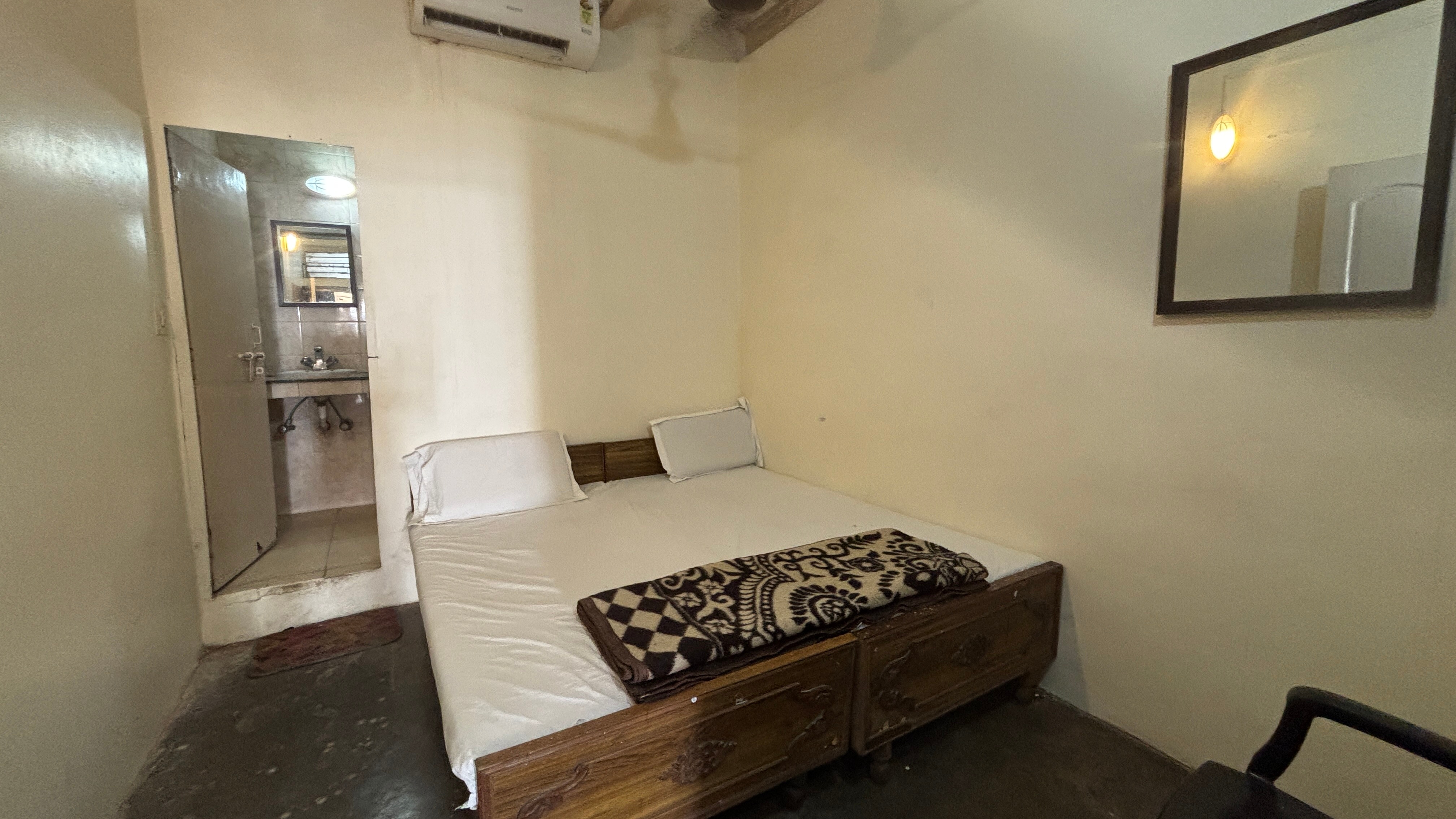 Shanti Guest House - Tap to explore photos