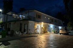 Pops Hotel and Restaurant