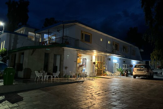 Pops Hotel and Restaurant