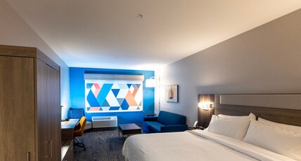Holiday Inn Express & Suites HARRISONBURG  Room Type - 1 King Bed Suite Mobil Access Tub