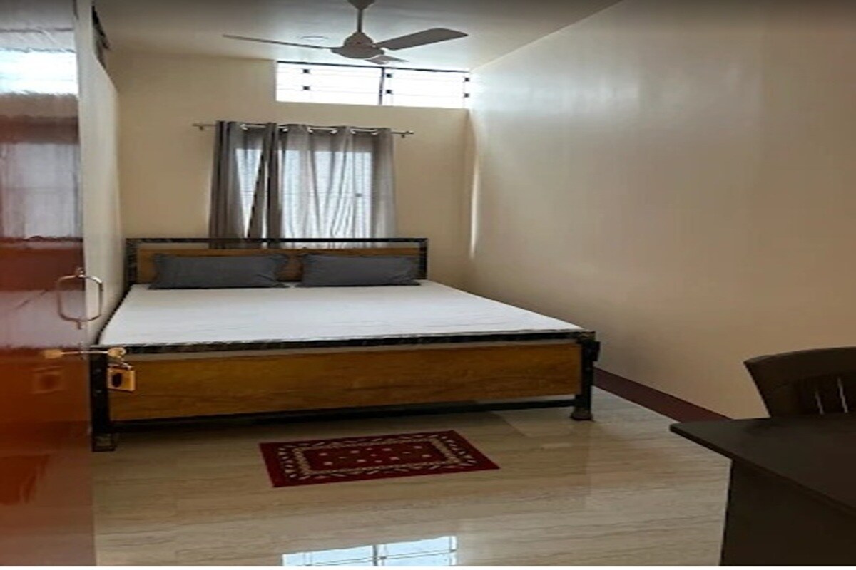 Arya - Tap to explore photos