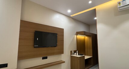 Modern Hotel Restaurant and Bar Room Type - Standard Room with King Bed and TV