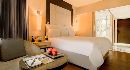 JW Marriott Mumbai Juhu Room Type - Executive lounge access, Larger Guest room, 1 King, Bathtub, Cocktail Hours 4-8 PM JW Marriott Mumbai Juhu Room Type - Executive lounge access, Larger Guest room, 1 King, Bathtub, Cocktail Hours 4-8 PM