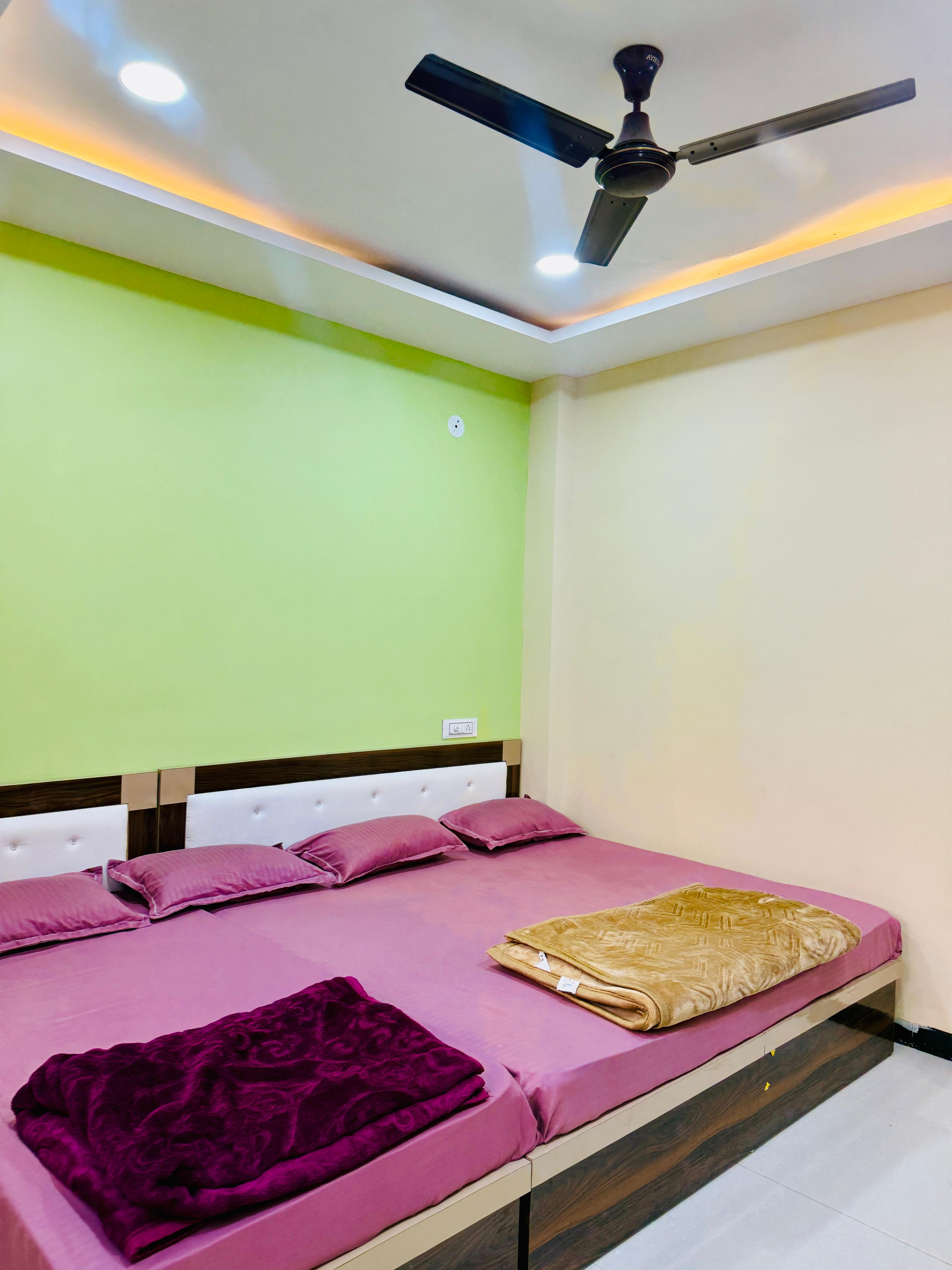 Shree Vinayak Rooms - Tap to explore photos