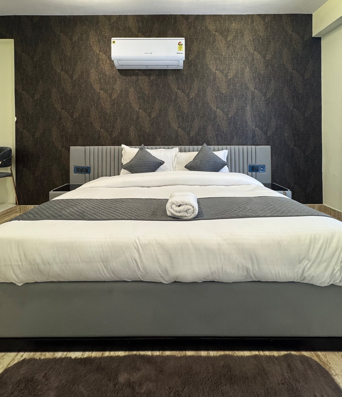 FamJam | 4Bhk Sapphire Serenity - Tap to explore photos
