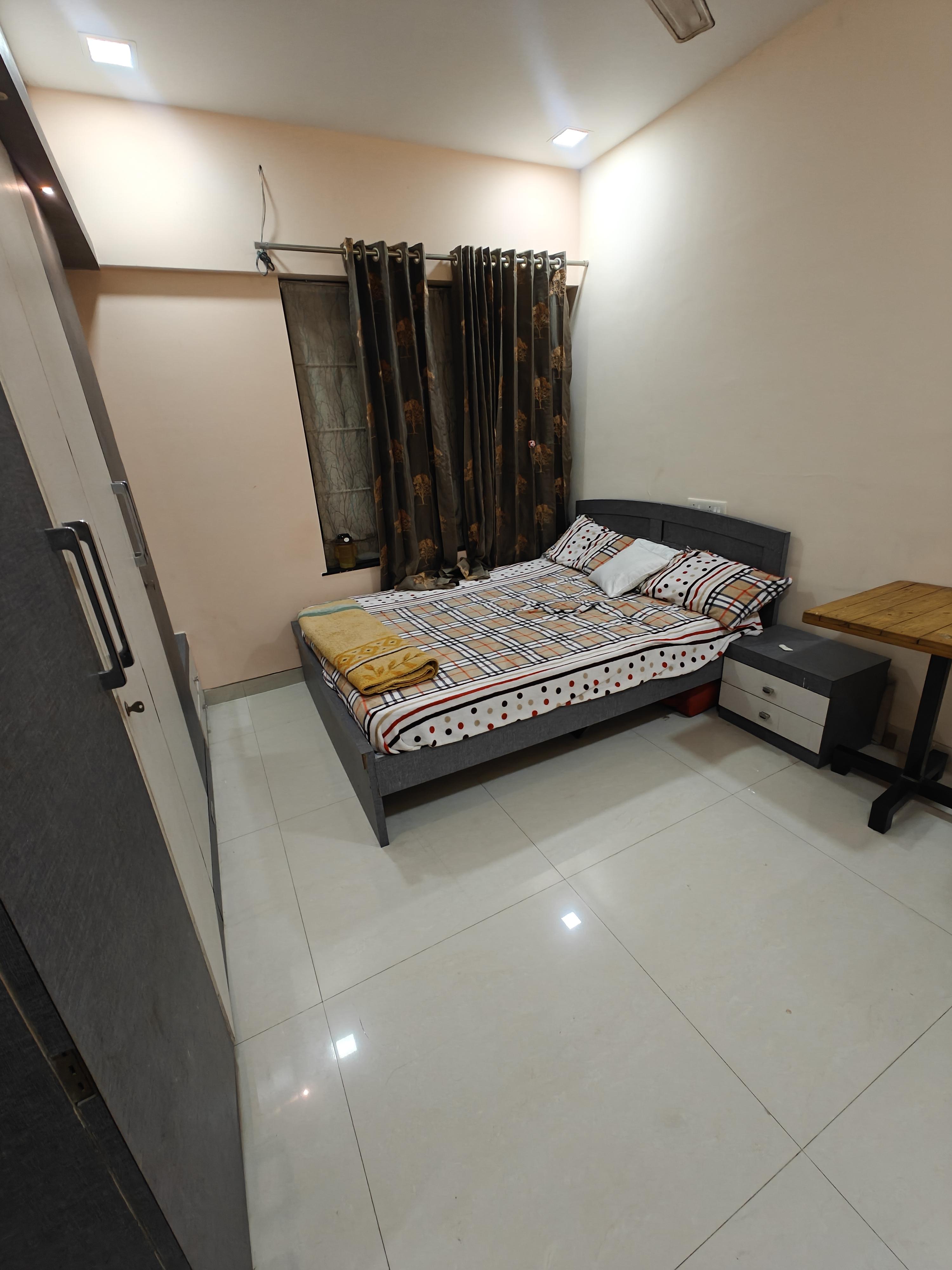 Solo Traveler s Cozy Stay - Tap to explore photos