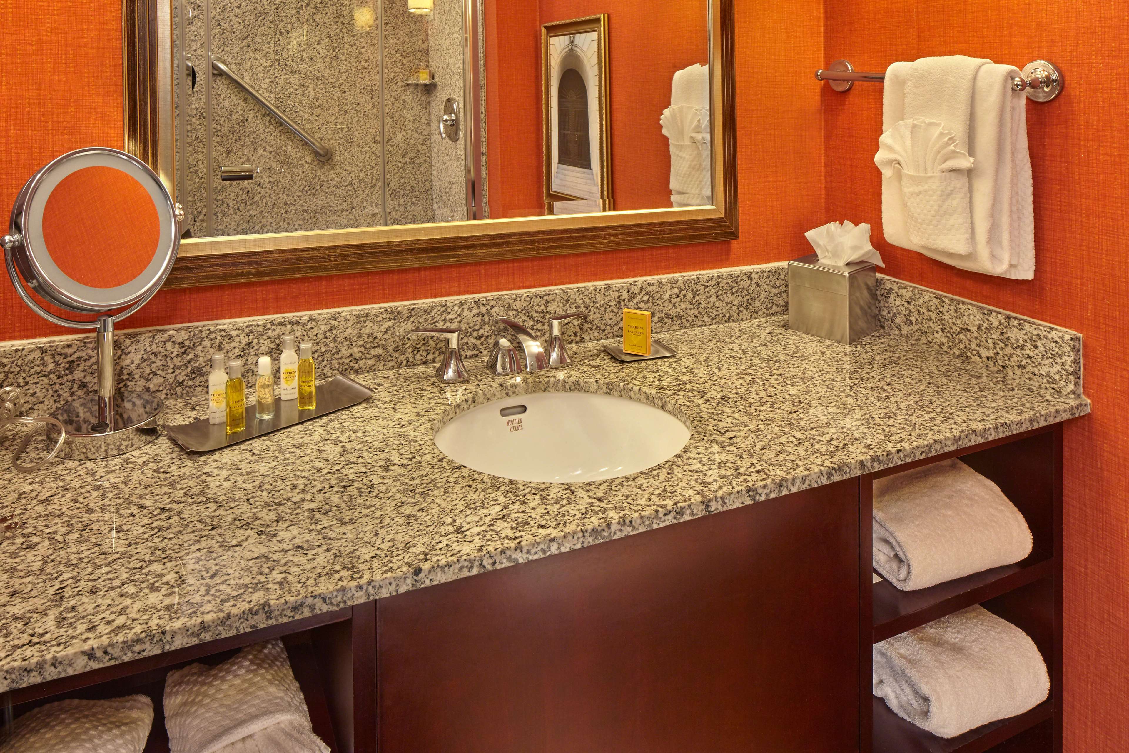 DoubleTree by Hilton Little Rock - Tap to explore photos
