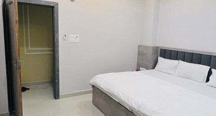 Shree Shakti Guest House Room Type - Deluxe Large King Bed