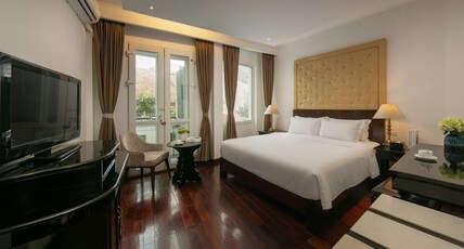 Hanoi Traveller House Room Type - Deluxe Room with City View King Bed