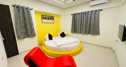 Hotel Yellow House Room Type - Super Deluxe Room With Rounded Bed