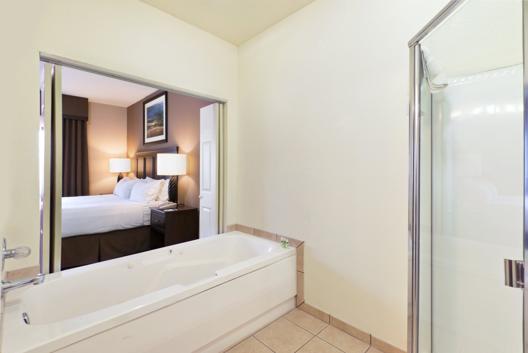 Holiday Inn Express SHOW LOW - Tap to explore photos