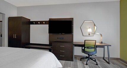 Holiday Inn Express MILWAUKEE DOWNTOWN Room Type - 1 King Standard Communications Accessible