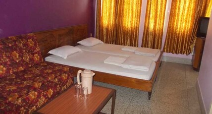 Hotel Holiday House Room Type - Non AC Standard Double Bedded Room