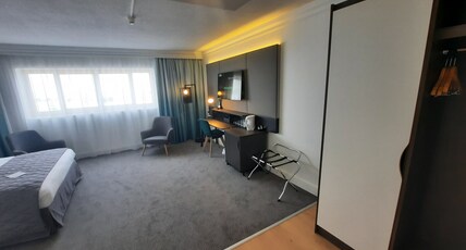 Holiday Inn CALAIS Room Type - 1 Queen Premium Sea View Holiday Inn CALAIS Room Type - 1 Queen Premium Sea View