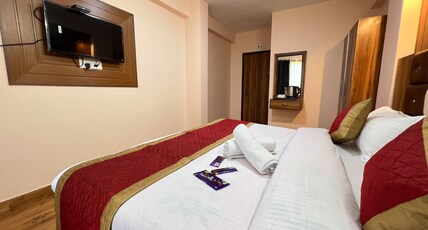 Hotel Canadian Cottage( Hot and Cold AC) Room Type - Superior Room with balcony mountain view Hot and Cold AC