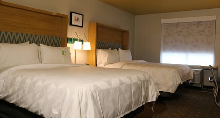 Holiday Inn Jonesboro Room Type - 2 Queen Suite Mobility Access Tub