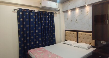 Ansh Paying Guest | Near Kashi Vishwanath Temple Room Type - Double Bed Ac Room With Queen Size Bed