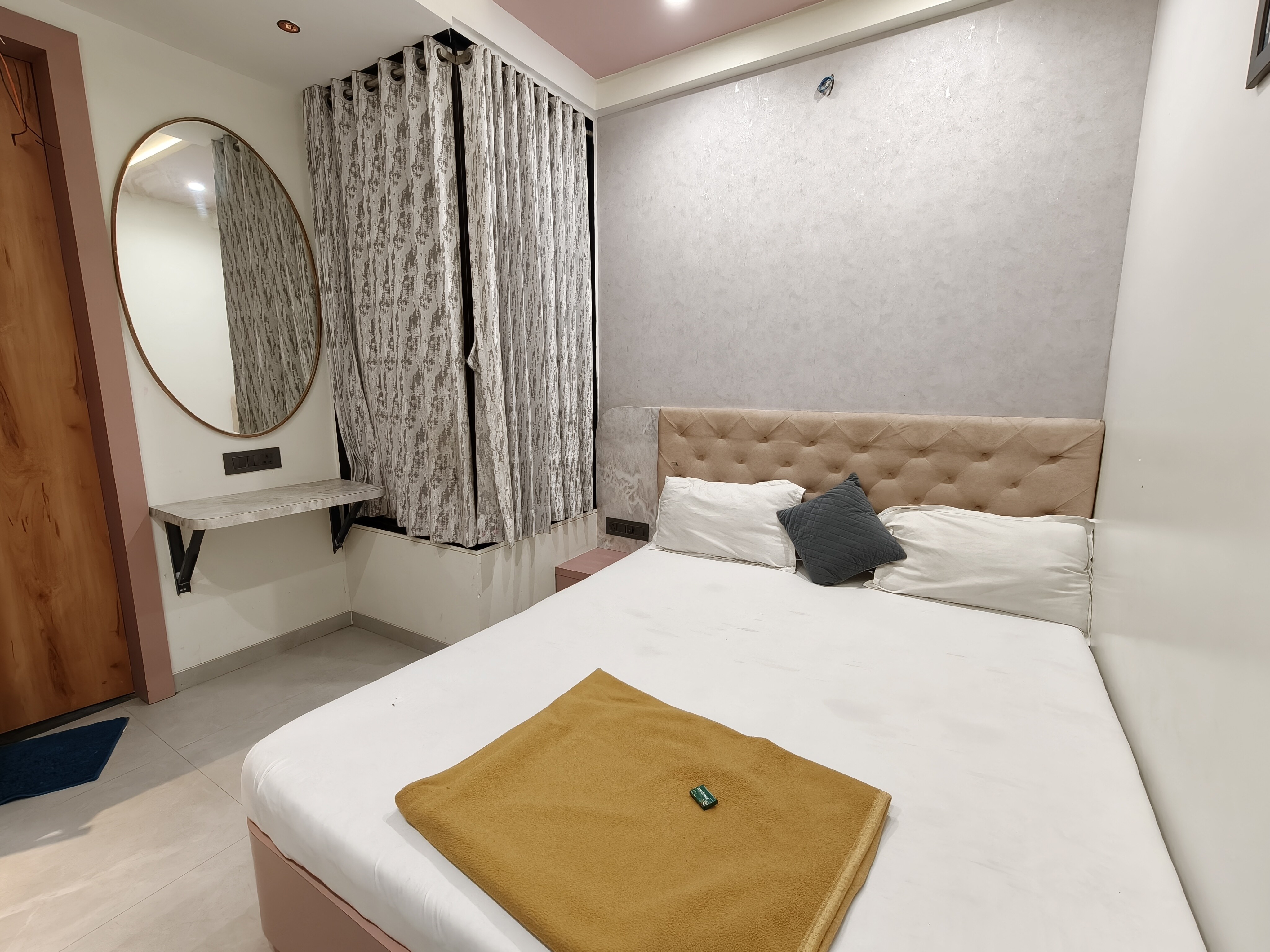 Hotel Mauli Lodging - Tap to explore photos