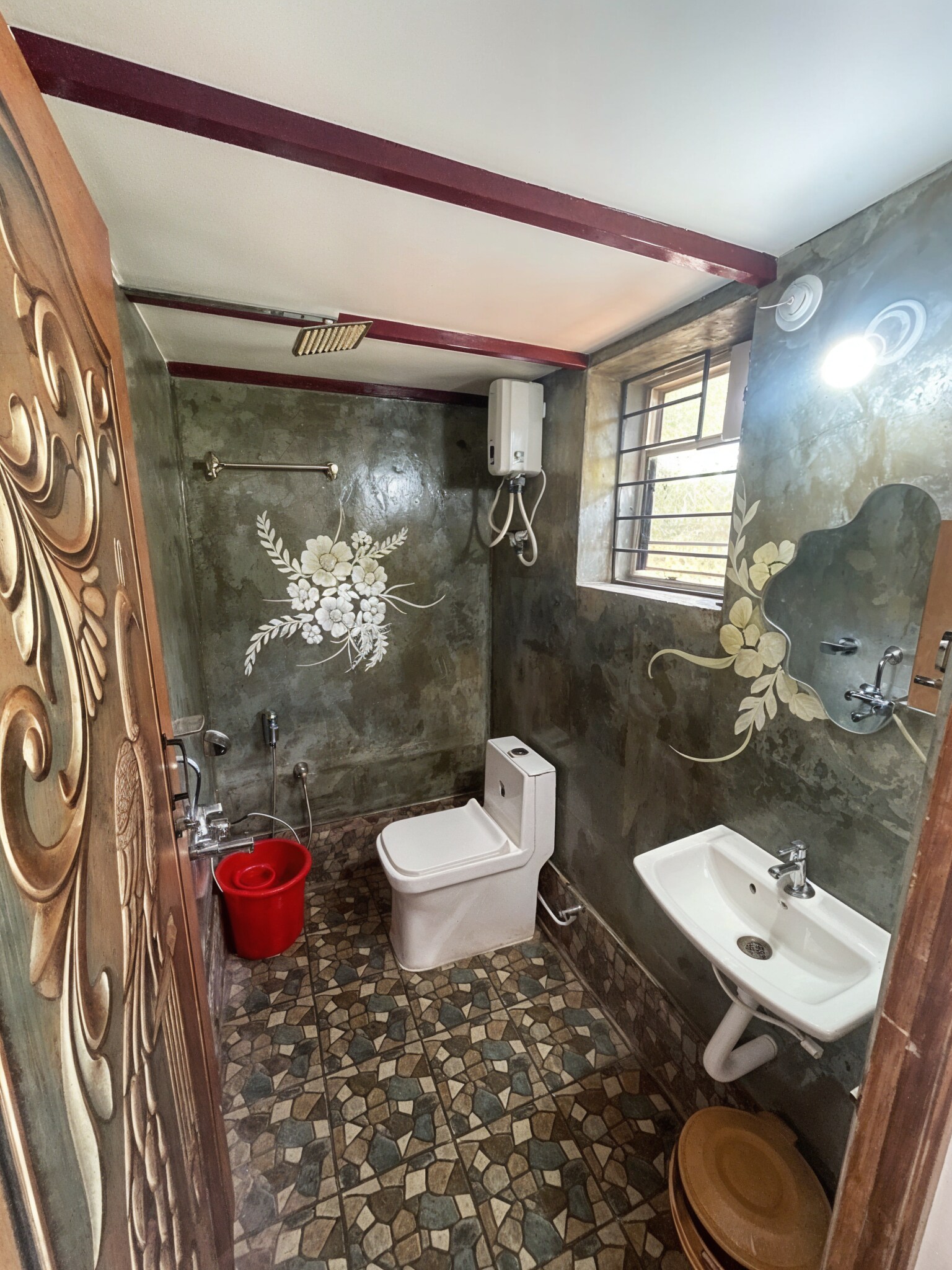 Green Nest 6BR Homestay by Homeyhuts - Tap to explore photos