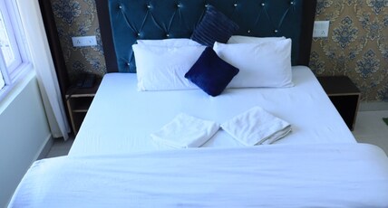 Shane Villa Residency Room Type - Deluxe Room with Balcony and Mountain View