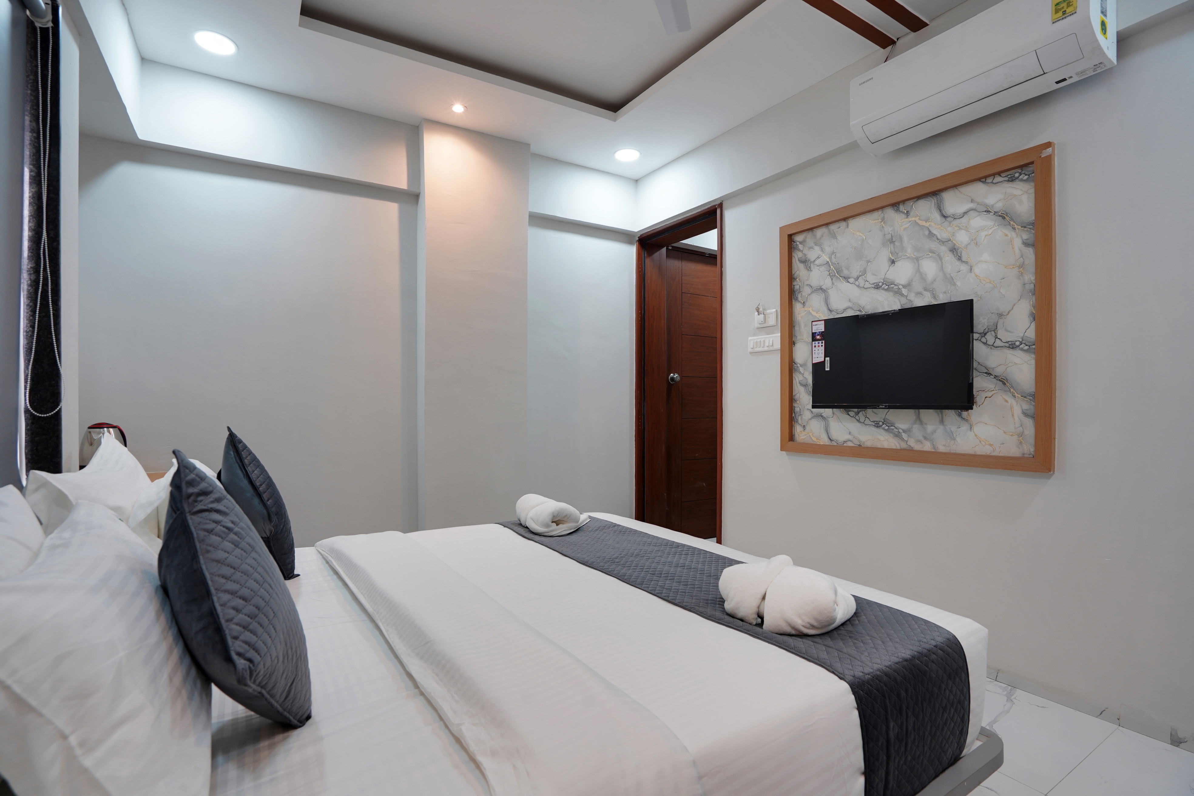 hotel palmera inn - Tap to explore photos