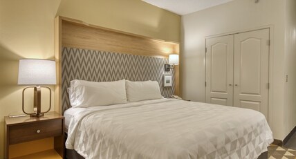 Holiday Inn & Suites MADISON WEST Room Type - Standard Room Holiday Inn & Suites MADISON WEST Room Type - Standard Room