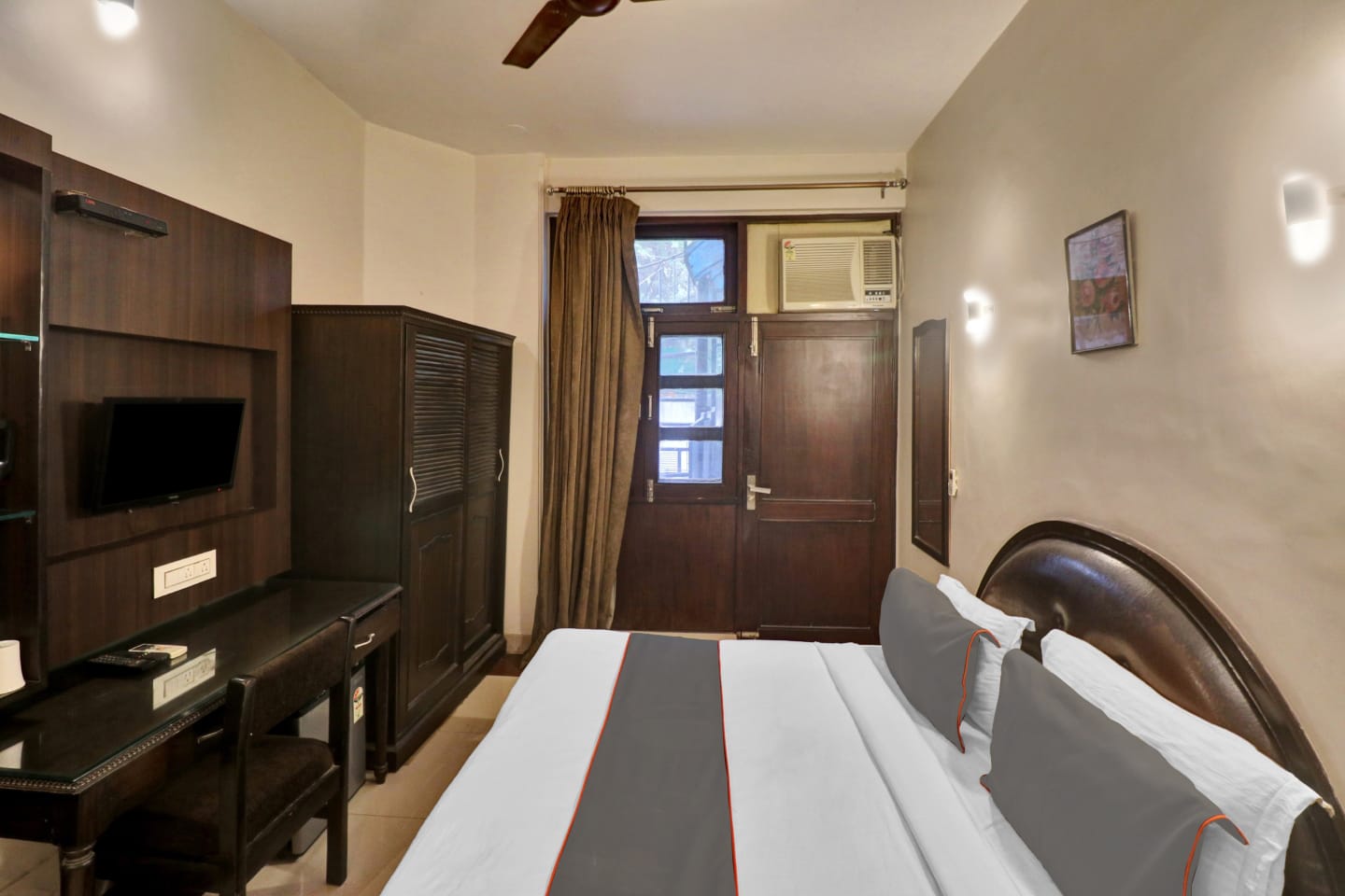 Lloyd House - Tap to explore photos