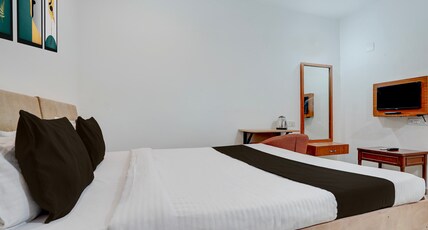 Collection O Vadodara Airport Formerly Milan Party Hall Room Type - Deluxe