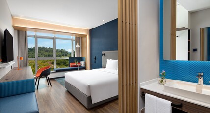 Holiday Inn Express YIBIN Room Type - 1 King Standard Courtyard View Holiday Inn Express YIBIN Room Type - 1 King Standard Courtyard View