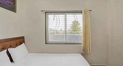 Hotel Brown Hill and Family Restaurant Room Type - Deluxe AC Room