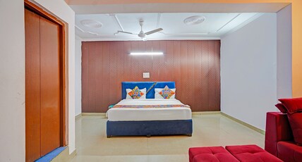 FabHotel Crown 15 - Noida Sector-15 Metro Station Room Type - Deluxe Room